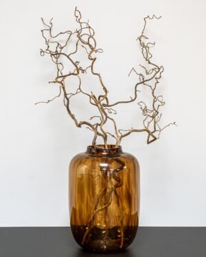Sådan laver du påskeris med troldhassel - inspiration med slangehasselgrene 2 Elegante snoede troldhassel grene i en gulvvase skaber en moderne nordisk indretningsstil.